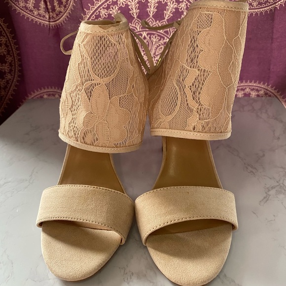 Pink lace heeled sandals - Picture 2 of 5